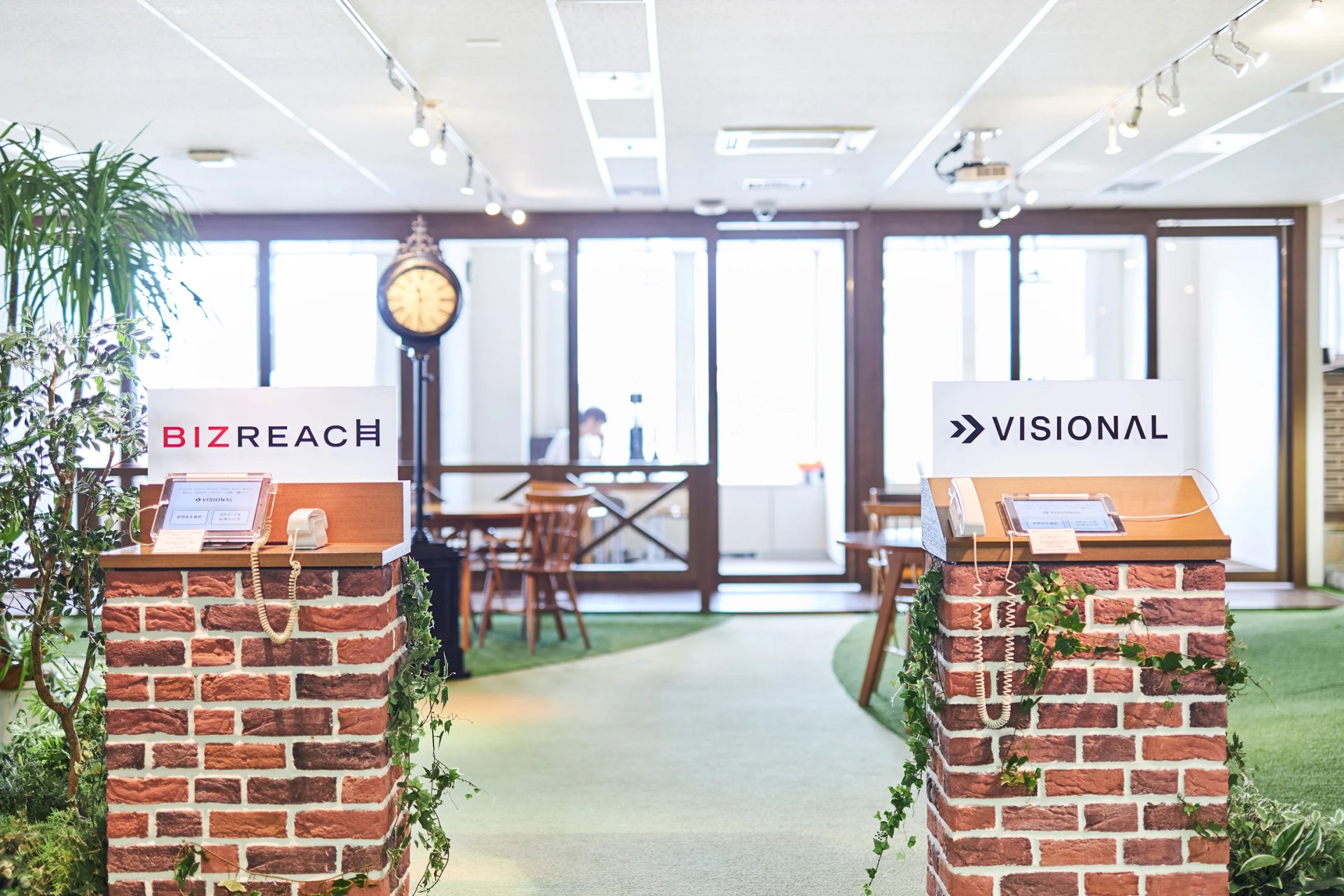 クロスタワー： エントランス周辺には「自然」をテーマにした空間が広がっています。