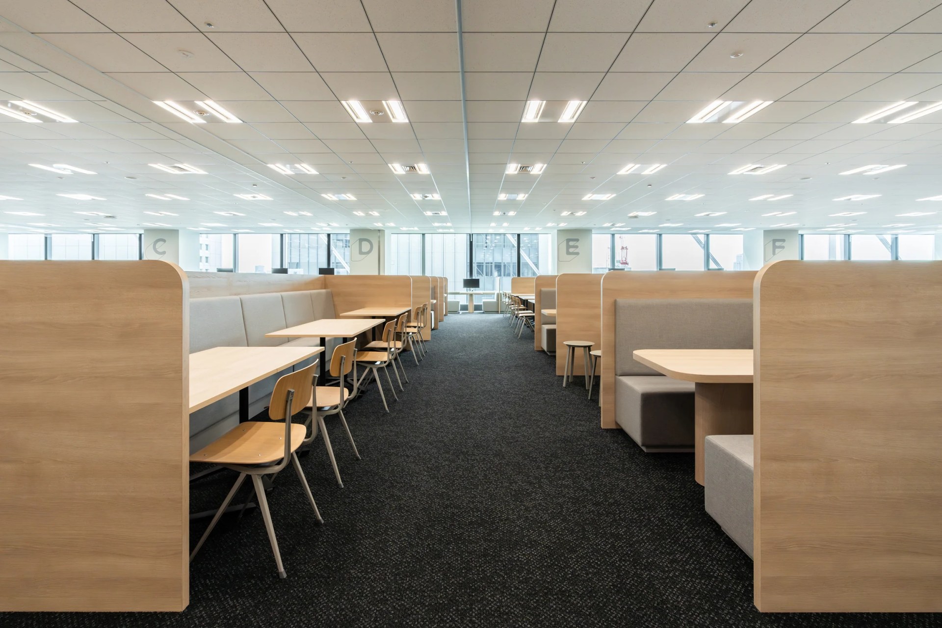 アクシュ： 個人・1on1・チームMTG等、シチュエーションに合わせたワークができるオフィスです。