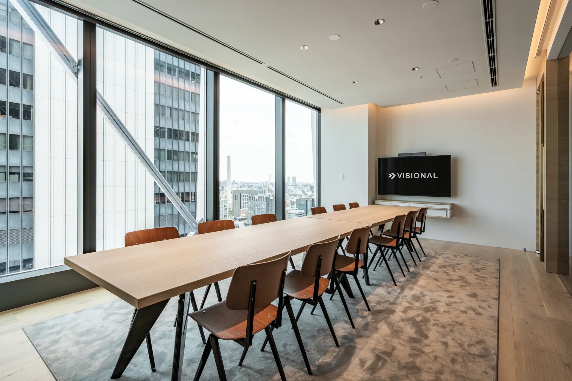 アクシュ： 個室でありながら開放的な空間で来訪者との面談や商談ができます。