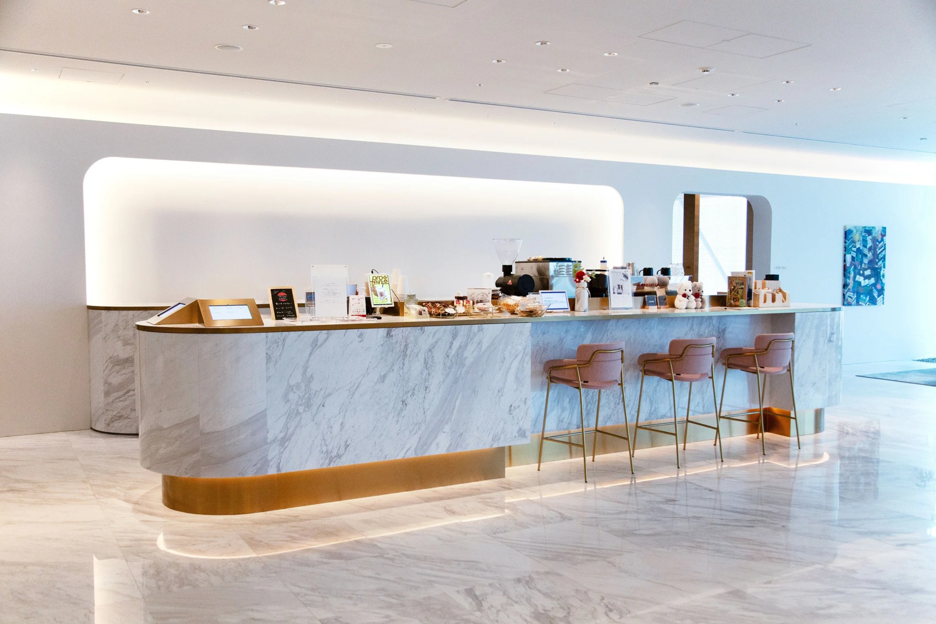 社内カフェ：バリスタが作る本格的なコーヒーを楽しむことができます。