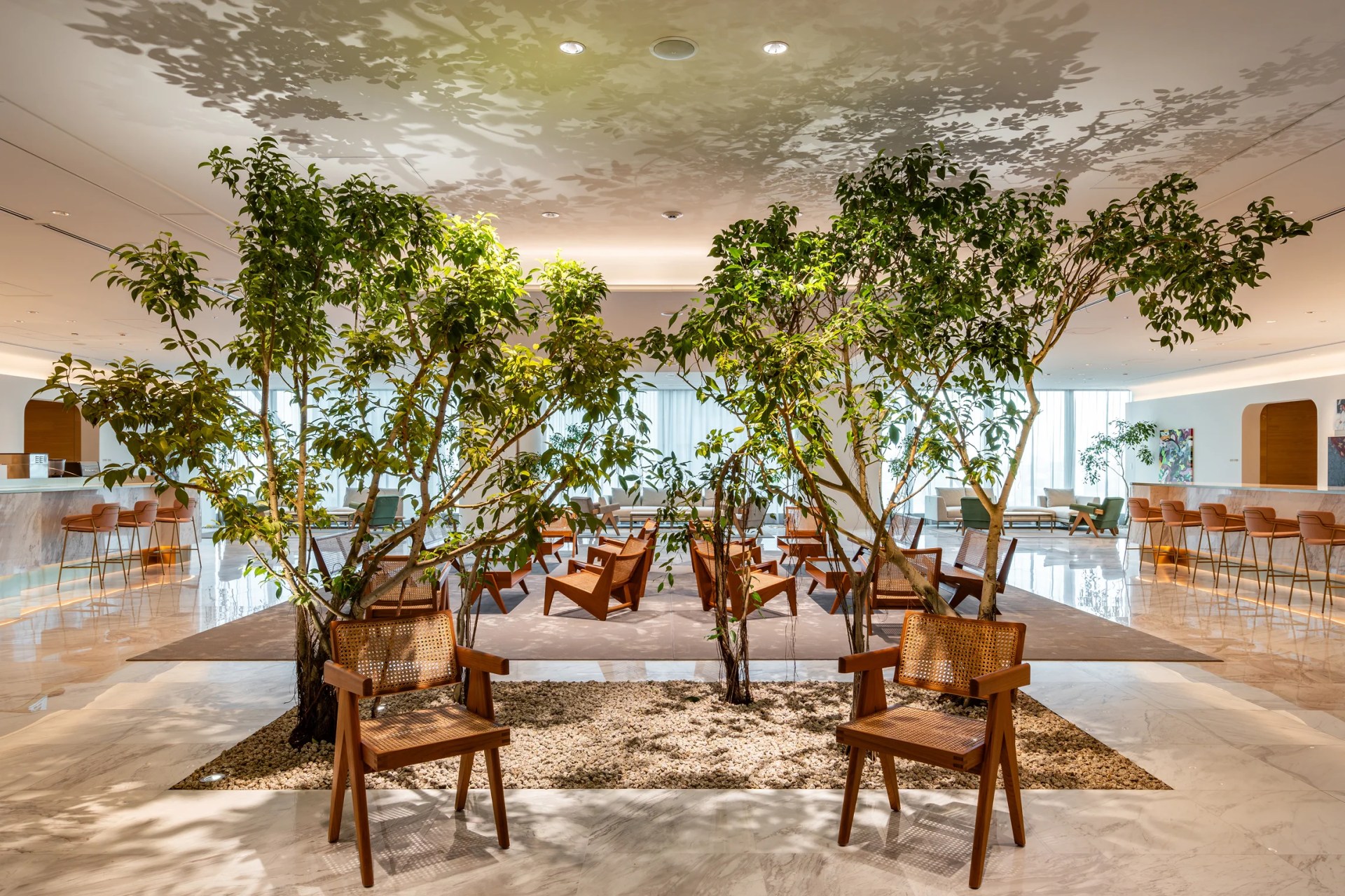 アクシュ： Visionalのモノクロなイメージをベースとし、事業の成長と個性が映えるような空間です。