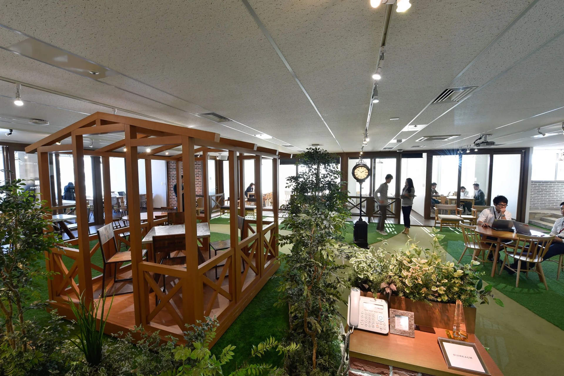 クロスタワー： 人工植物を配置した「ガーデン」や、海をイメージした「オーシャン」もあります。